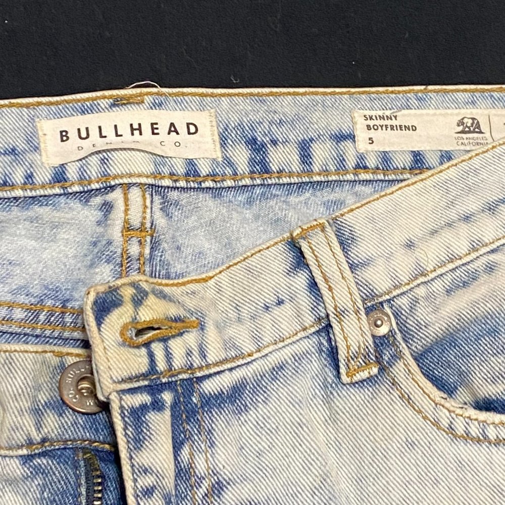 Distressed Light-Washed Jeans - Picture 2 of 4